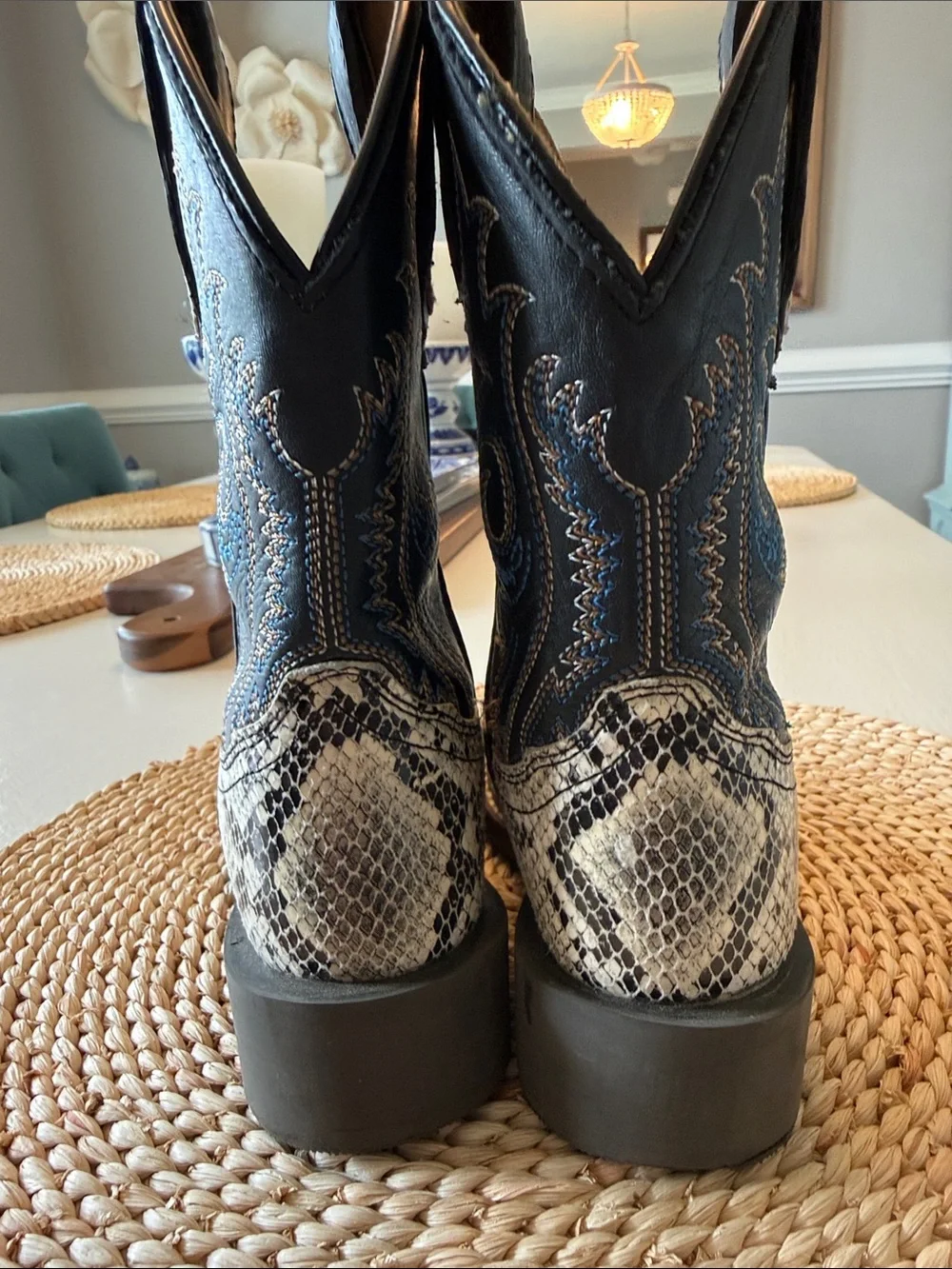 Smoky Mountain size 11 Kids Snake-Print Western Boots in Black and Cream EUC